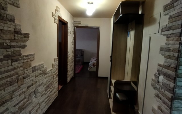 Kvartira Na Oktyabryskoy 215/1 Apartments