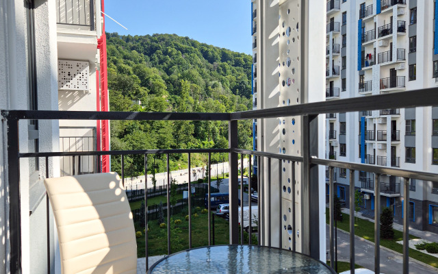 S Balkonom v Odnom iz Samykh Zelenykh Rayonov Sochi Flat