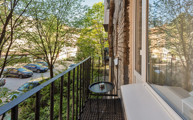 FullHouseApart dvukhkomnatnye apartamenty s balkonom i detskoy krovatkoy Apartments