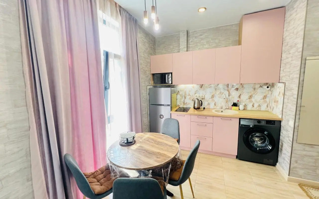 Chetyryokhmestnaya studiya s balkonom i basseynom na territorii Apartments