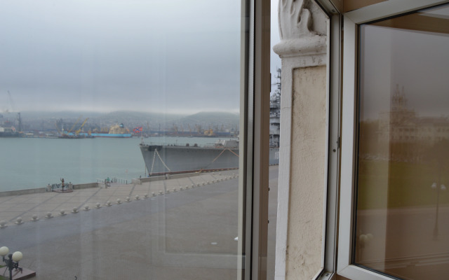 Mayak S Vidom Na More I Kreyser Flat