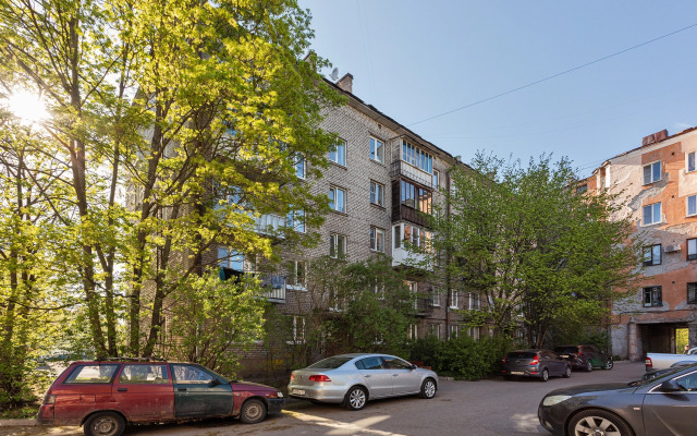 FullHouseApart dvukhkomnatnye apartamenty s balkonom i detskoy krovatkoy Apartments
