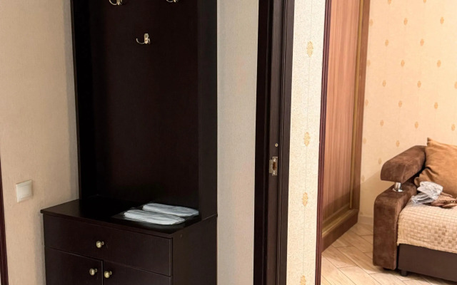 Tolstogo 180b 1 Etazh Flat