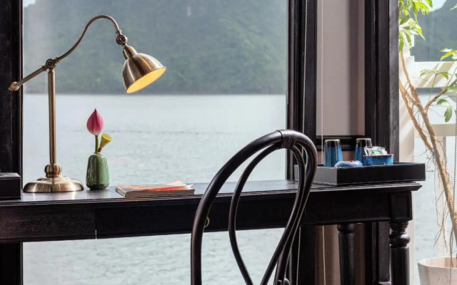 Verdure Lotus Luxury Cruise Hotel