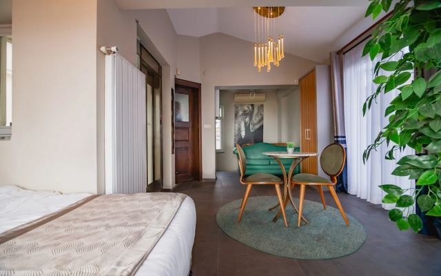 Jacuzzi across Bosphorus Apartments
