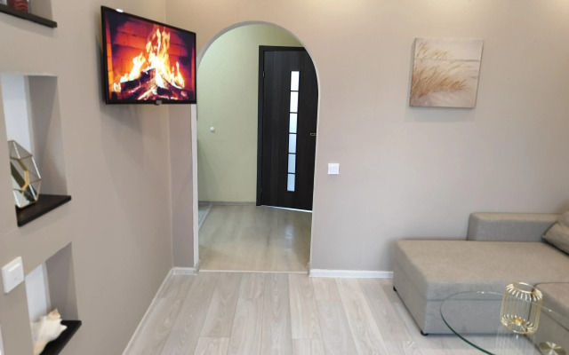 Dvukhurovnevaya U Morya Flat