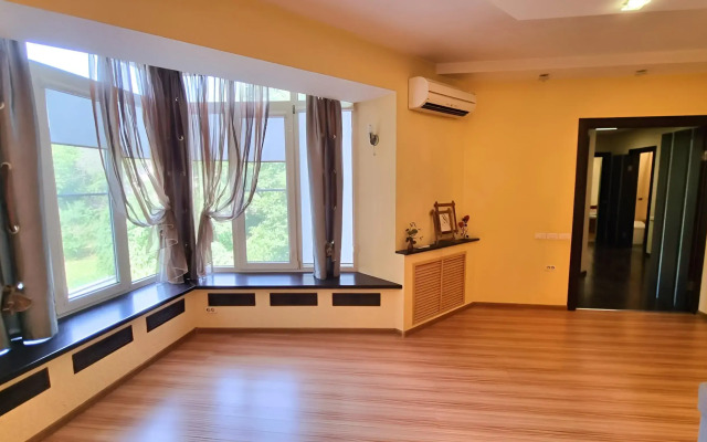 Trekhkomnatnaya v Tsentre Romashki Kvartira