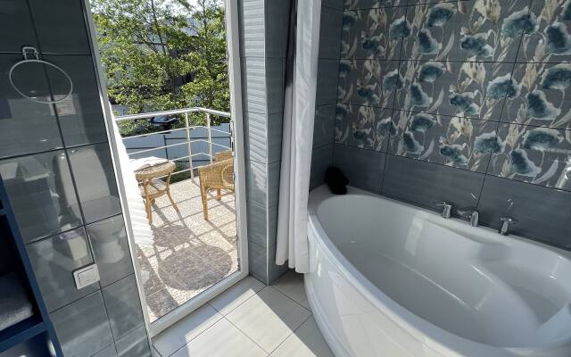S basseynom i 5 master spalnyami Villa