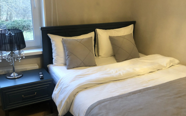 Kvartira Jennifer Apartment. Stil'naa atmosfernaa radom s morem i parkom