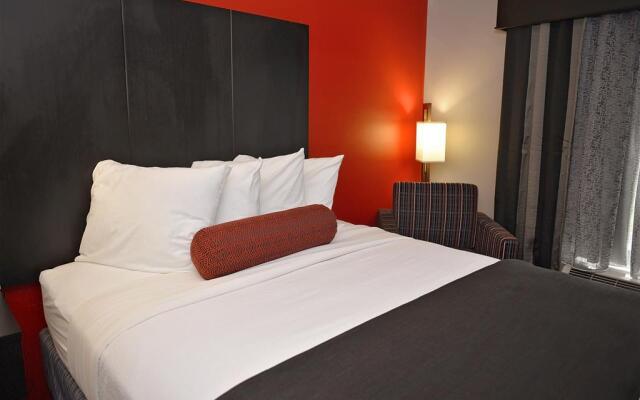 Отель Comfort Inn & Suites