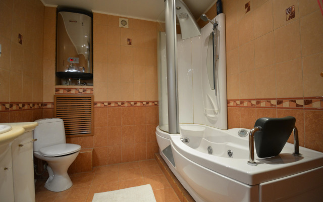 Квартира трёхкомнатная с двумя уборными лифтом и балконом