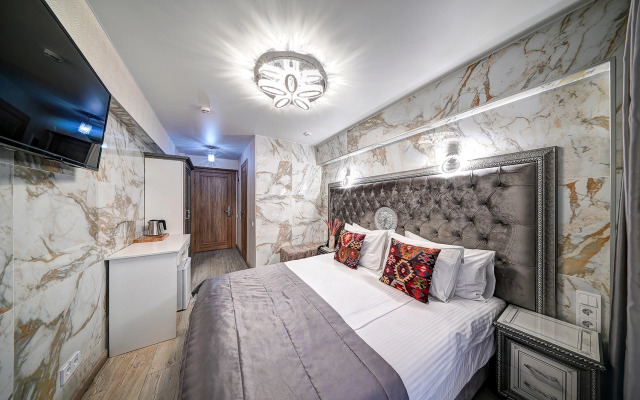 Hotel Auriya Kruiz