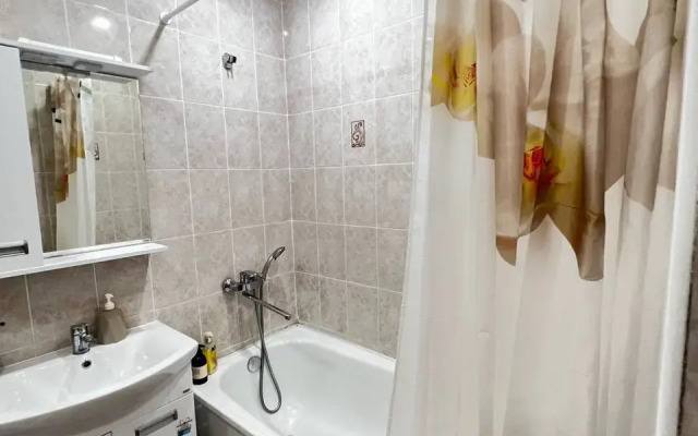 Uyutnaya Odnokomnatnaya Kvartira v Udobnom Meste Goroda Flat
