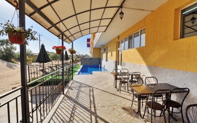 Kronos Hotel
