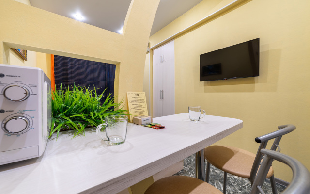 Studiya s razdel'nymi fasadami i vidom na basseyn Flat