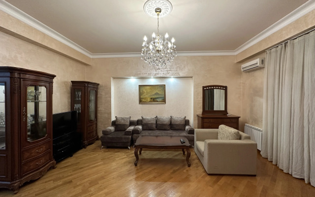 2-K v Novostroyke, Ulitsa Arama, Di482 Flat