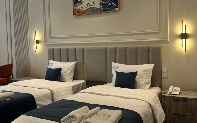 Hotel Emily Grand Palace