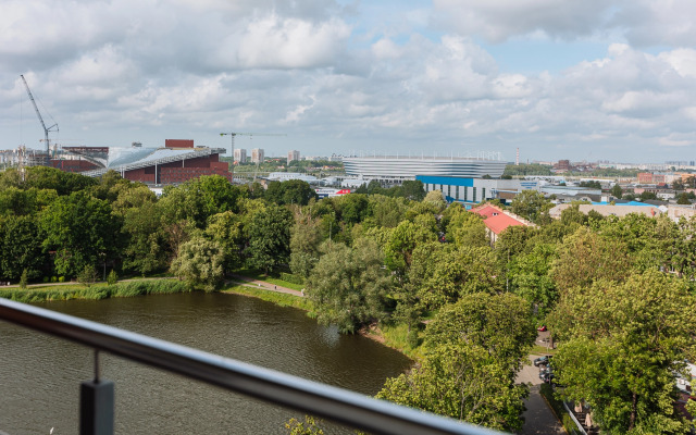Dushevnaya, uyutnaya v parke na beregu ozera Flat
