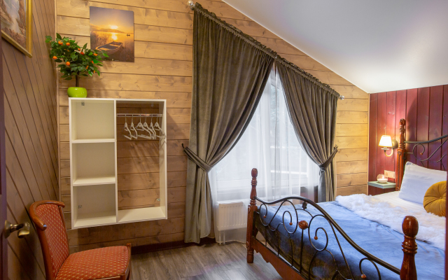 Tiffani Delyuks Guest House