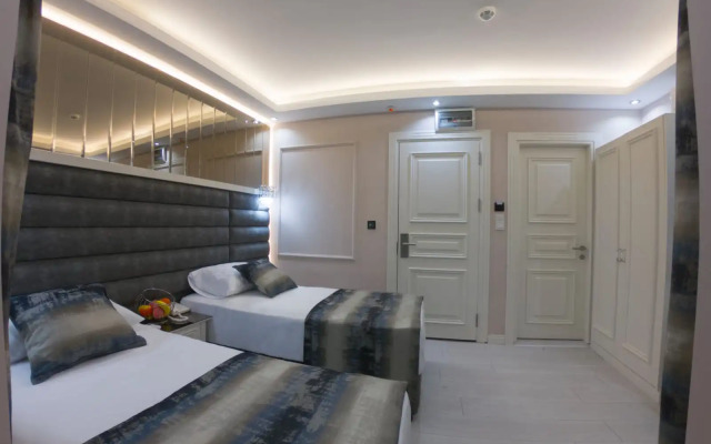 Отель Crowned Hotel