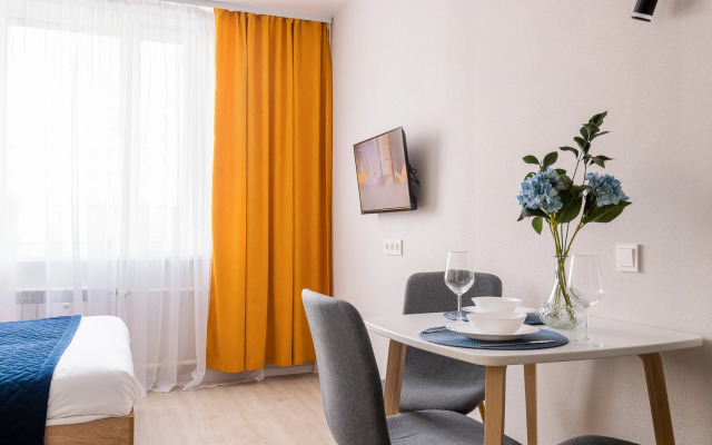 Yarkaya studiya ryadom s naberezhnoj i kondicionerom Flat