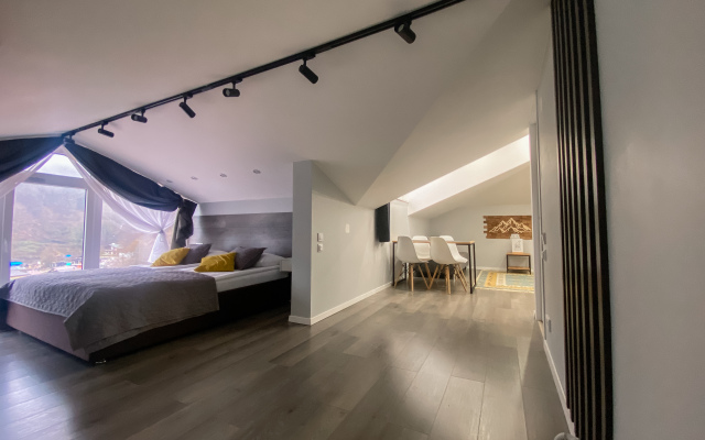 Apartment with panoramic views of the lake and mountains