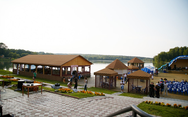 Lavrovo-Pesochnya Hotel