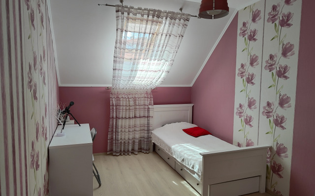 Dvukhurovnevaya U Morya Flat