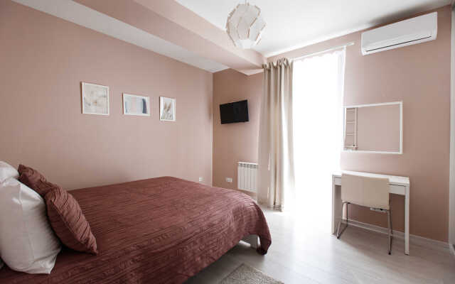 Komfort s otdelnoy spalney i balkonom Apartments
