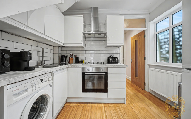 Квартира Elegant Stay in London with Private Parking & Patio | 7 mins walk to Norbury Station — фото 4
