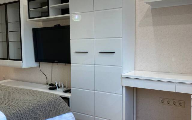 S dvumya spalnyami i balkonom Ajax Na Tyulpanov 41 Apartments