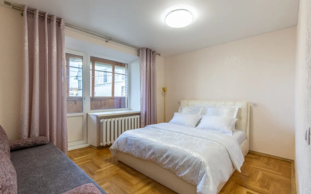 Trekhkomnatnye "Ladgona" na Pobediteley Apartments