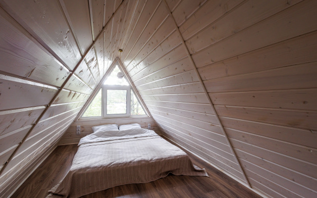 Частный дом А-фрейм в дубовом лесу