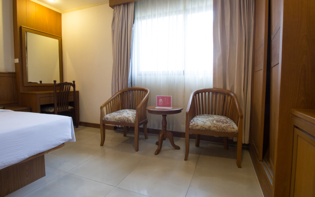 Отель ZEN Rooms Petchburi 11 Pratunam