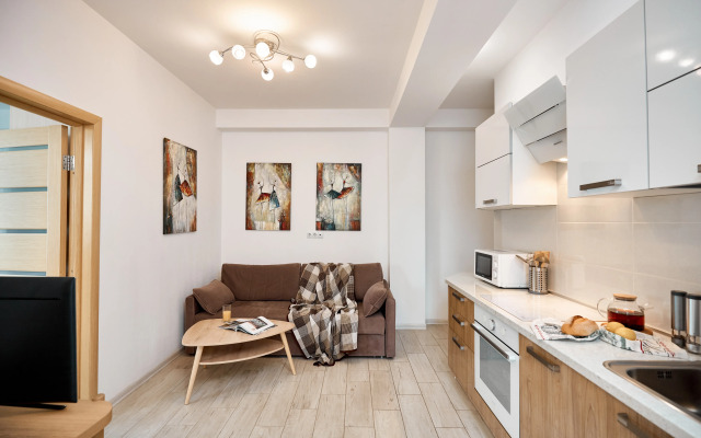 In the center of the Riviera Park Apartments