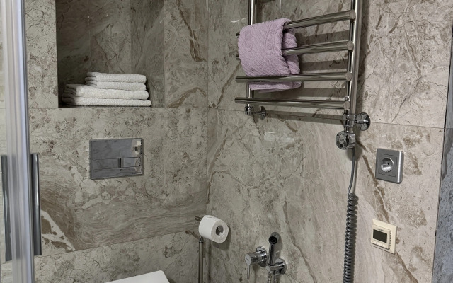 Trehmestniye na Vtoroy Beregovoy linii Apartments