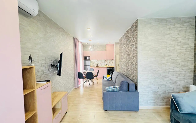 Chetyryokhmestnaya studiya s balkonom i basseynom na territorii Apartments