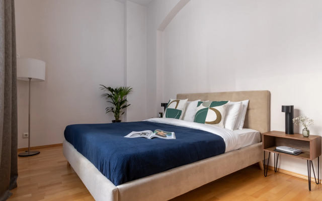 Magic Aparts | Квартира Family на Невском у дома купцов Елисеевых