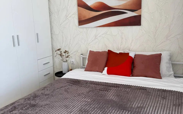 V Novo-Komarovo Flat
