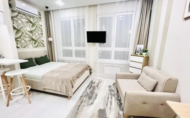 Svetlaya s dizajnerskim remontom okolo metro Apartment