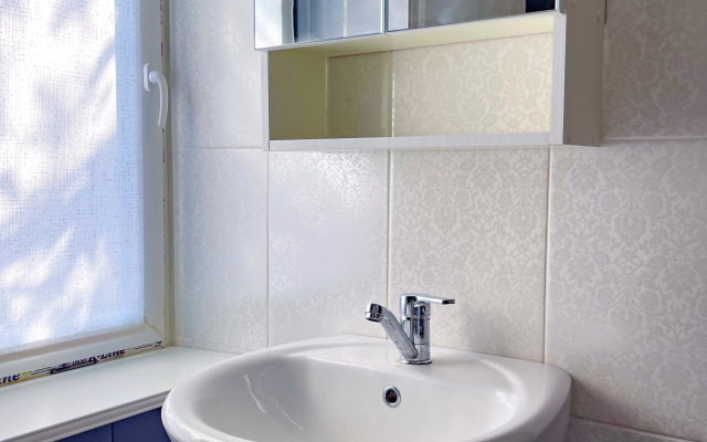 Dvukhkomnatnye S Dvorikom I Parkovkoy Apartments