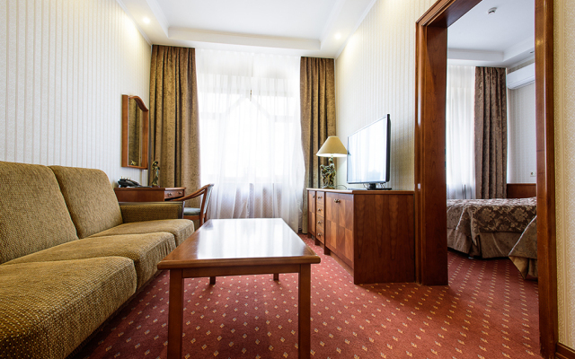 Neftyanik Na Tolstogo Business Hotel