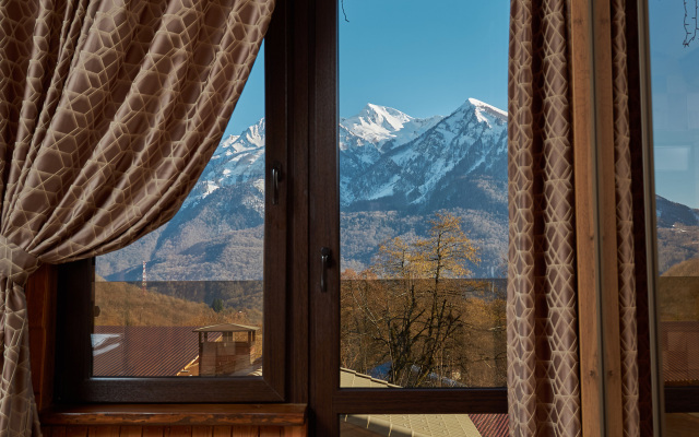 Kedr 750, 6 spalen, 15 gostej s Bassejnom i Banej Chalet