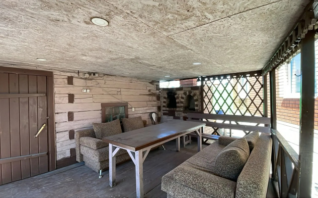 Otlichny Dvukhetazhny s Mangalom i Baney Ryadom s Prudom Private House