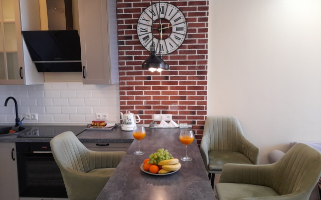 Dizaynerskaya 2-h komnatnaia studiya v elitnom ZHK Apartments