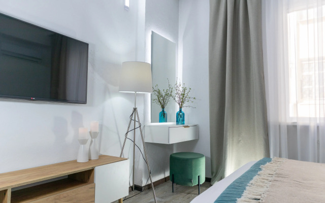Atmosfernye na naberezhnoj v dome s kolonnami Lovets Snov 1 Apartments