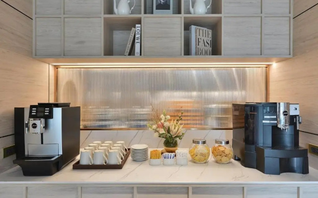 Отель Centre Point Hotel Sukhumvit 10