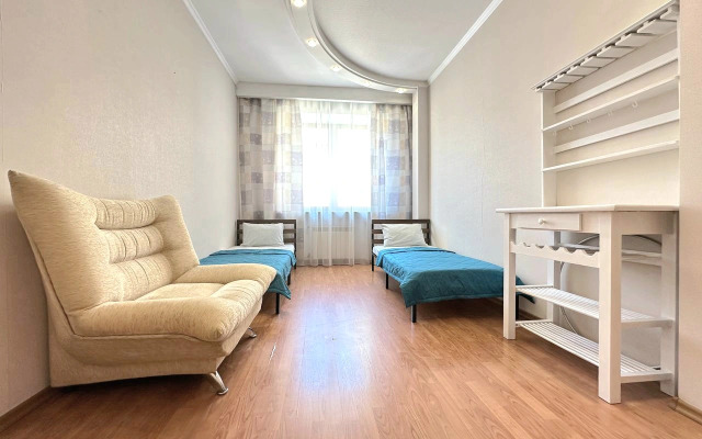 Chetyrekhkomnatnaya v Centre na Ostrovskogo Flat
