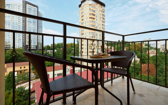 In the center of the Riviera Park Apartments