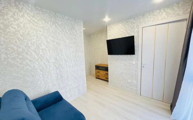 Tryokhkomnatnaya kvartira s vidom na basseyn Apartments